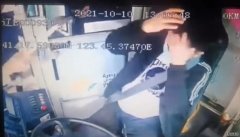 辽宁本溪一女子持铁锤打伤公交司机，警方：涉事女子患精神疾病